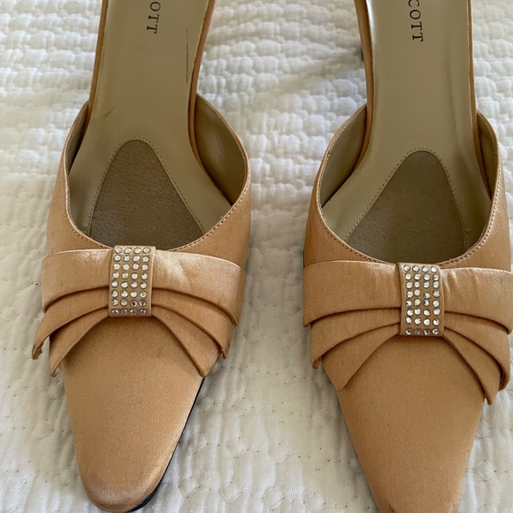 Karen Scott Women's Gold Satin 3” Heeled Mules. Old Money Elegance in Size 6.5. - Picture 4 of 9